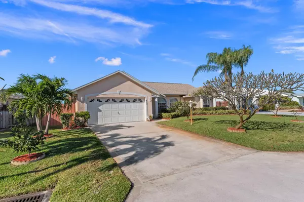 Jensen Beach, FL 34957,917 NE Maranta Terrado