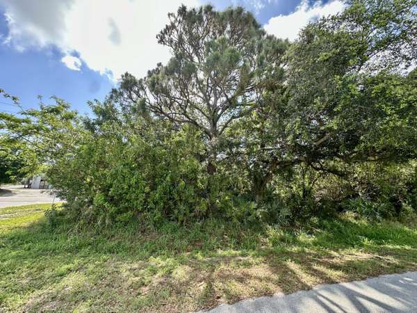 Vero Beach, FL 32962,1365 SW Old Dixie HWY