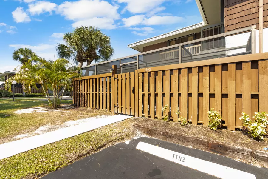 1102 SE Sir Lancelot DR B, Port Saint Lucie, FL 34952