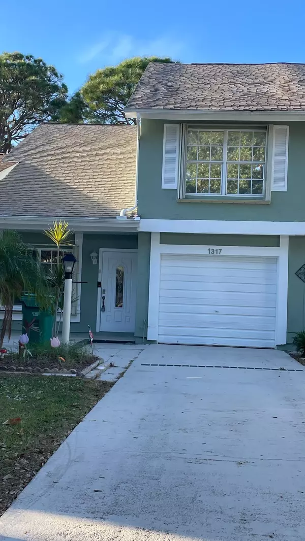 1317 SE Rivergreen CIR, Port Saint Lucie, FL 34952