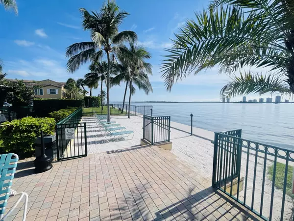 1060 Lake Shore DR 204, Lake Park, FL 33403