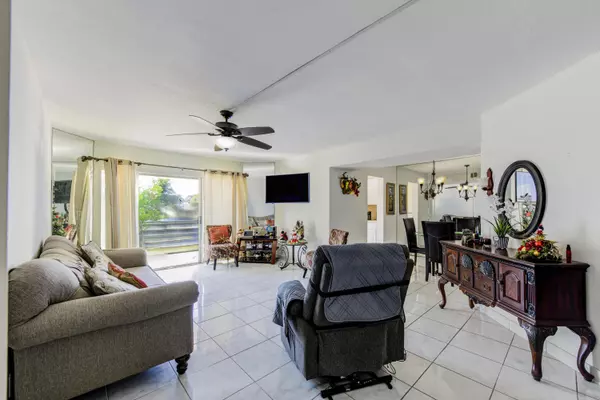 3590 Via Poinciana 212, Lake Worth, FL 33467