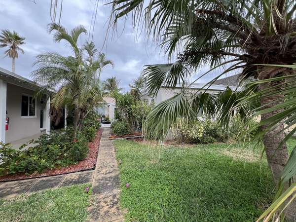 113 Edwards LN 2, Palm Beach Shores, FL 33404