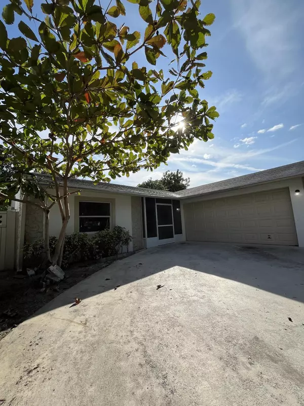 Lake Worth, FL 33463,6012 Triphammer RD