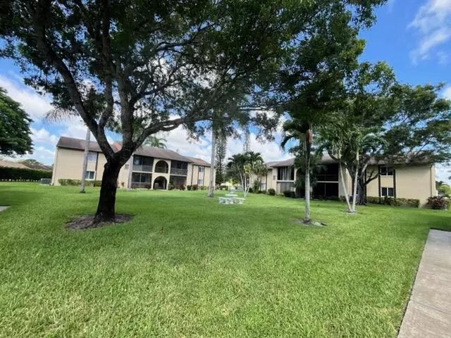 304 Pine Ridge C2 CIR C-2, Greenacres, FL 33463