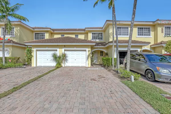 977 Imperial Lake RD, West Palm Beach, FL 33413