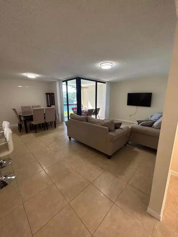 Delray Beach, FL 33444,950 Lavers CIR F-203