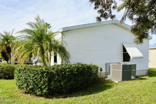 Fort Pierce, FL 34982,5680 Hemingway CT