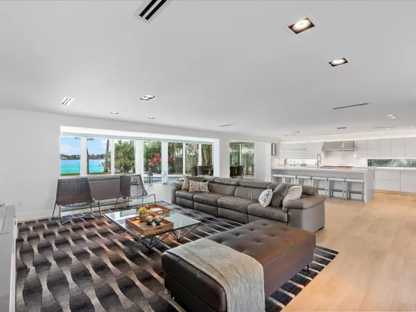 Lantana, FL 33462,714 S Lake DR