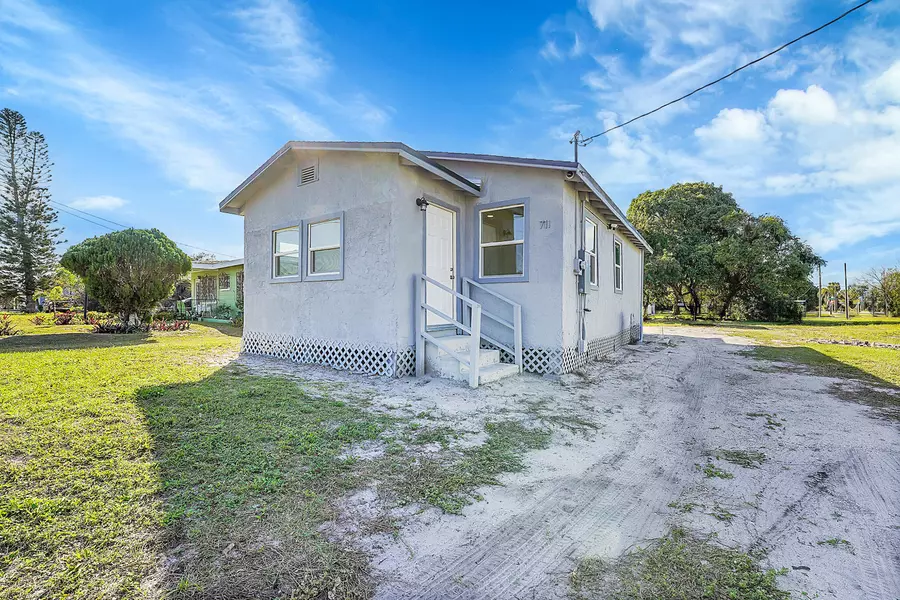 711 N 17th ST, Fort Pierce, FL 34950