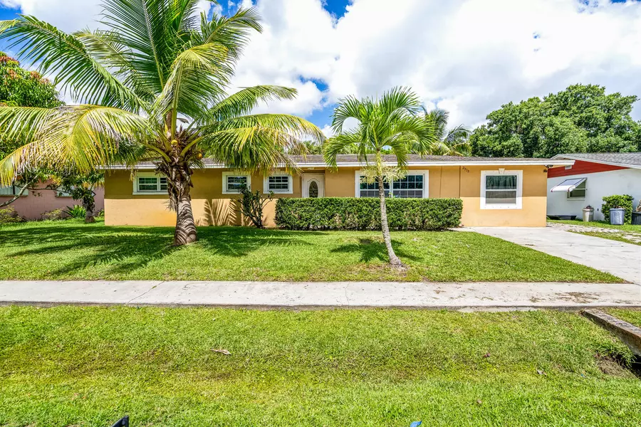 2919 Sherwood LN, Fort Pierce, FL 34982