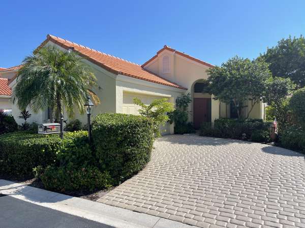 2575 La Cristal CIR, Palm Beach Gardens, FL 33410