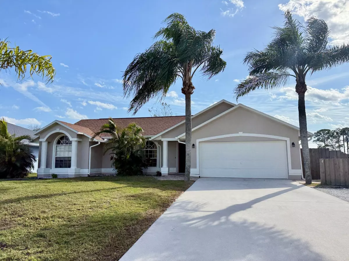 Port Saint Lucie, FL 34953,722 SE Majestic TER