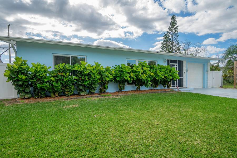 1110 SE Mayfair LN, Port Saint Lucie, FL 34952