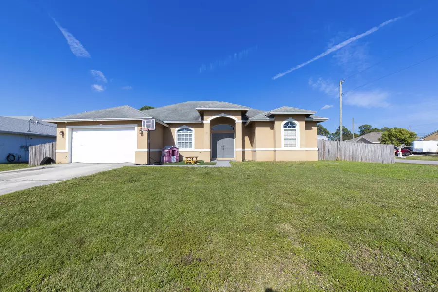 901 SW Versailles AVE, Port Saint Lucie, FL 34953