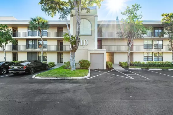 Boca Raton, FL 33432,10 Royal Palm Way Unit 202