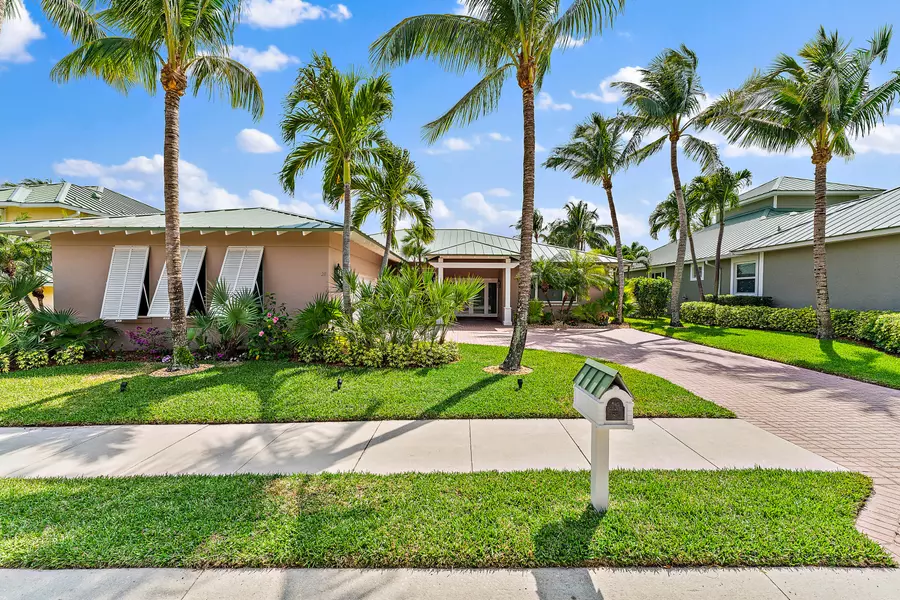 28 N Coconut LN, Tequesta, FL 33469