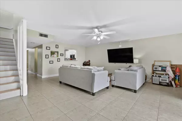 62 Maplecrest CIR, Jupiter, FL 33458