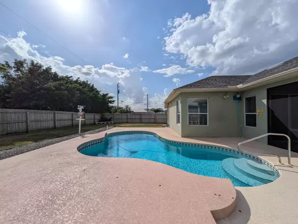 Port Saint Lucie, FL 34953,302 SW Log DR