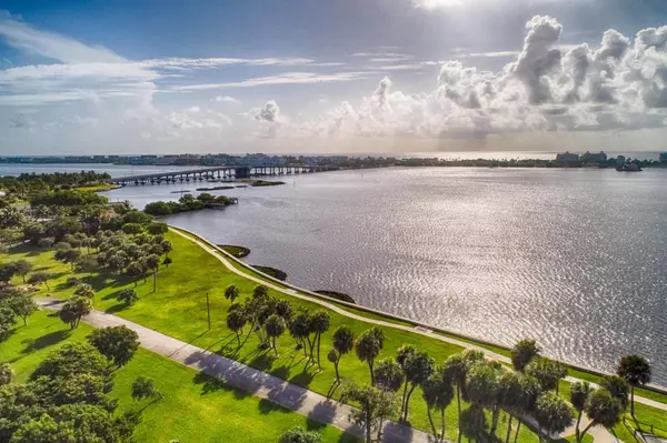 208 S Lakeside DR 102,  Lake Worth Beach,  FL 33460