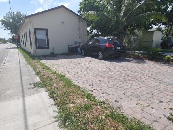 Lake Worth Beach, FL 33460,332 S E ST