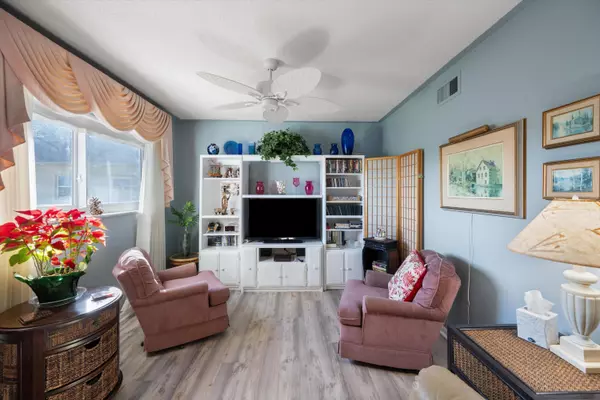 Palm Springs, FL 33461,701 Lori DR 310