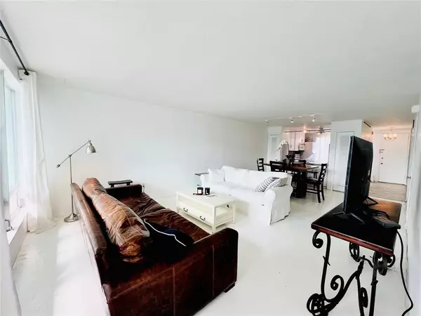Bal Harbour, FL 33154,10240 Collins AVE 305