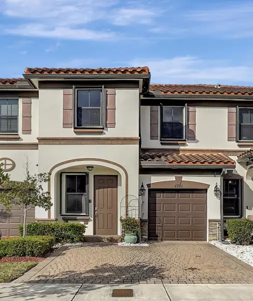 8943 NW 183rd ST, Hialeah, FL 33018