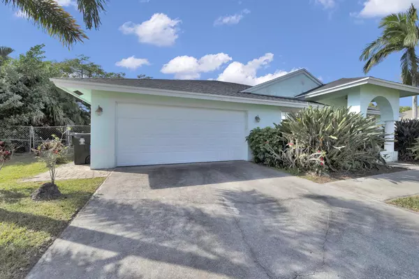 5270 NW Mayfield LN, Port Saint Lucie, FL 34983