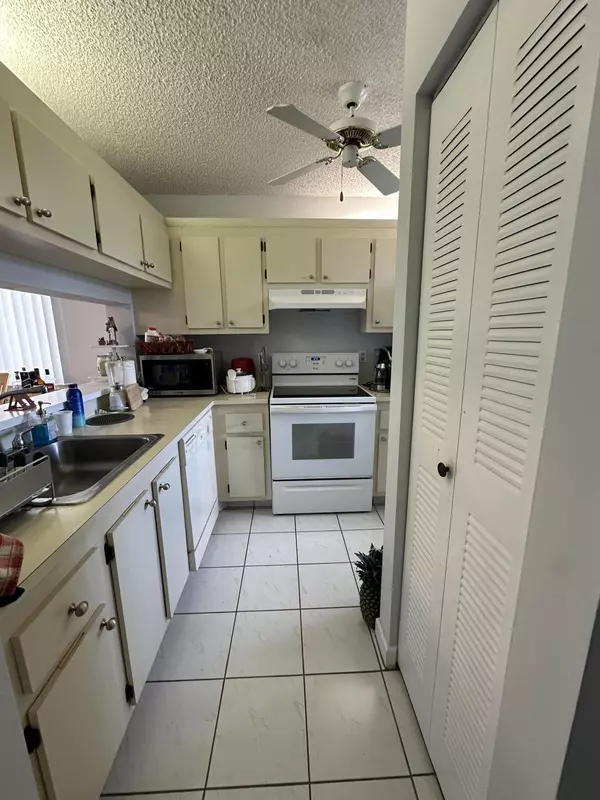 Lake Worth, FL 33467,3138 Via Poinciana 317