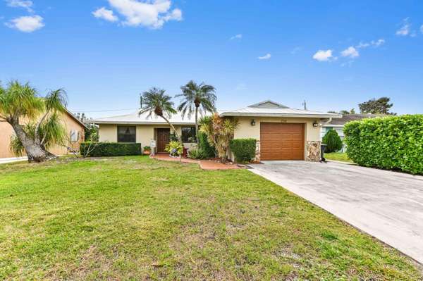 3739 Brooklyn LN, Lake Worth, FL 33461