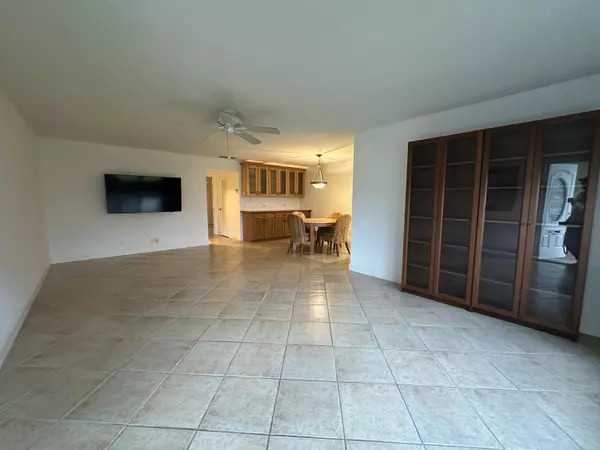 250 High Point CT B, Boynton Beach, FL 33435