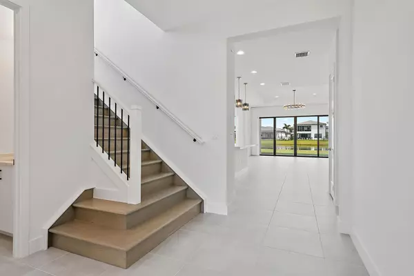 Boca Raton, FL 33434,8281 Essex Country Club DR
