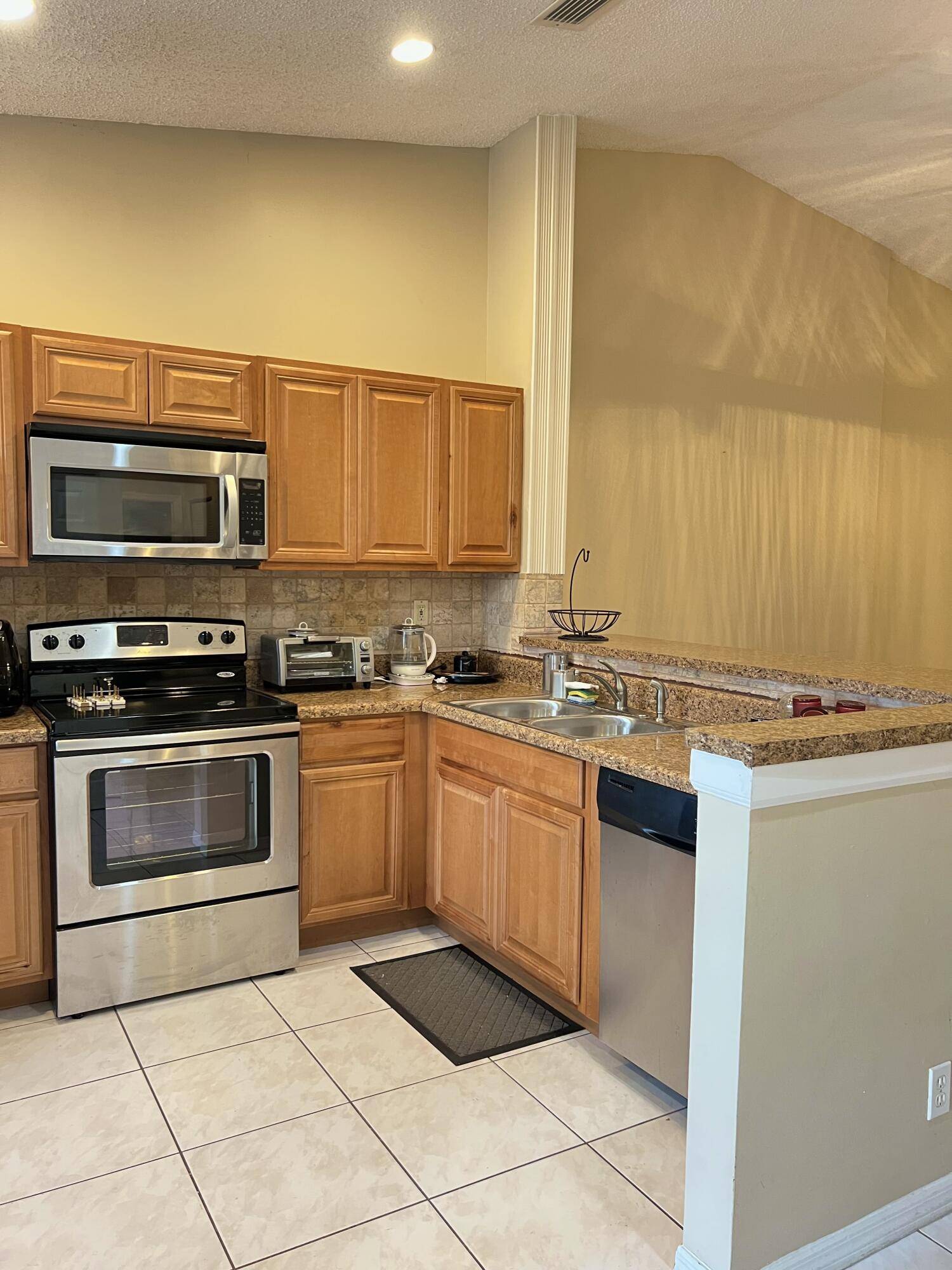 Boca Raton, FL 33498,10930 Lakemore LN 202