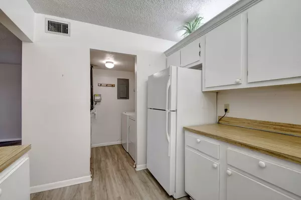 Greenacres, FL 33463,325 Knotty Pine CIR C-1