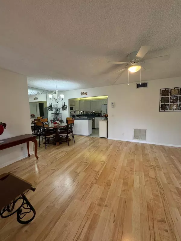 Greenacres, FL 33463,302 Knotty Pine D1 CIR D-1