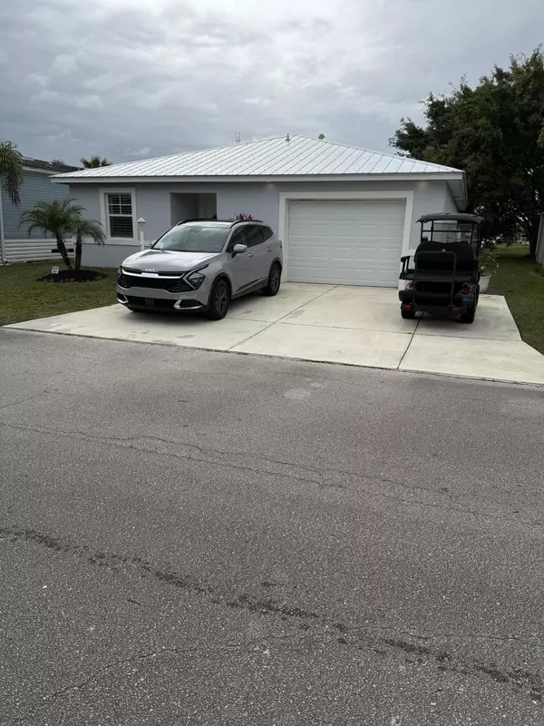 37 Mariposa LN, Port Saint Lucie, FL 34952