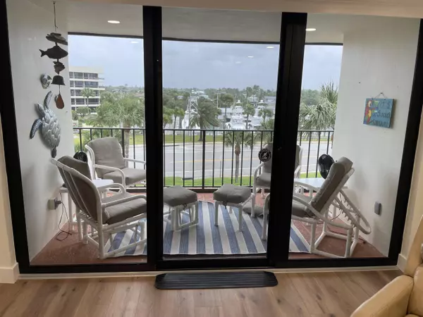 Tequesta, FL 33469,225 Beach RD 402