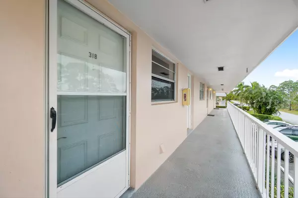 Tequesta, FL 33469,18081 SE Country Club DR Bldg 32 Unit 318