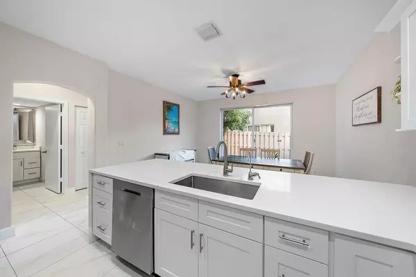 West Palm Beach, FL 33409,4284 Lake Lucerne CIR