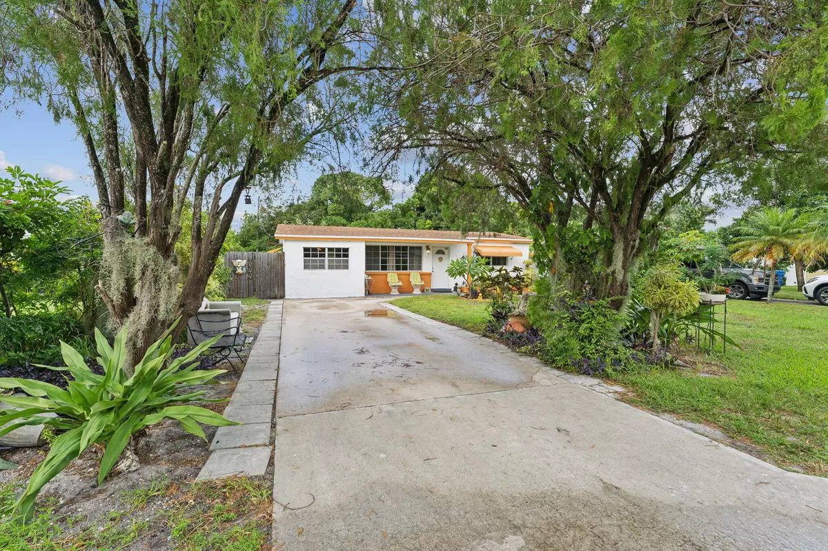 Lantana, FL 33462,615 W Perry ST