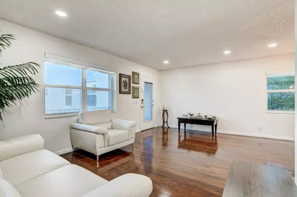 Delray Beach, FL 33484,42 Burgundy A