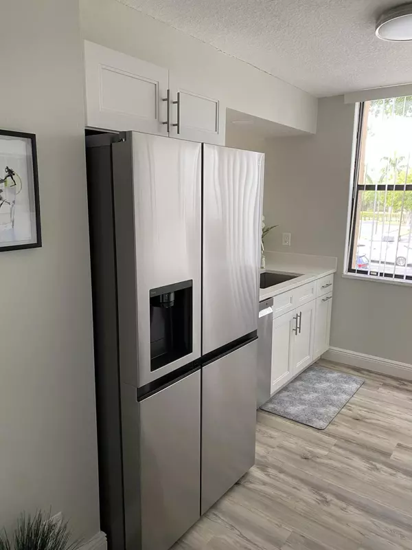 Delray Beach, FL 33444,950 Egret CIR 5211
