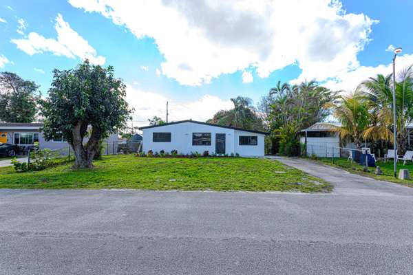 4268 Winchester LN, West Palm Beach, FL 33406