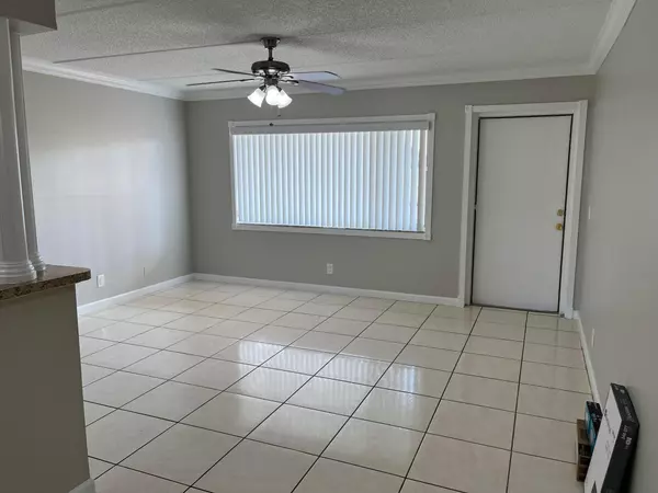 Palm Springs, FL 33461,500 W Village Green CIR 202