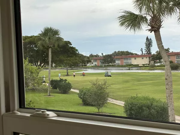 Vero Beach, FL 32962,105 Springlake CT 207