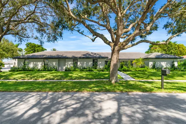 2722 Embassy DR, West Palm Beach, FL 33401
