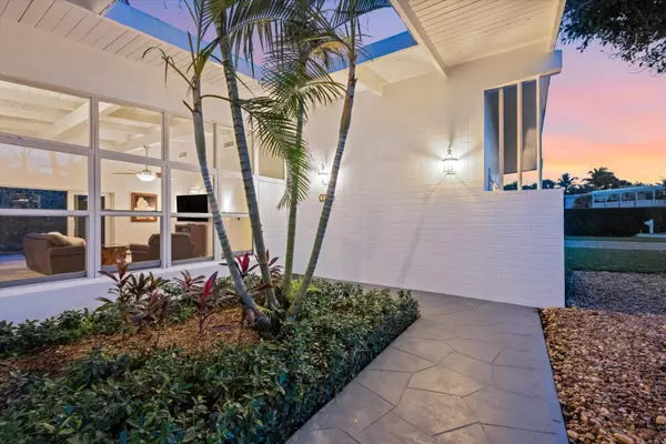 Jupiter Inlet Colony, FL 33469,181 Beacon LN