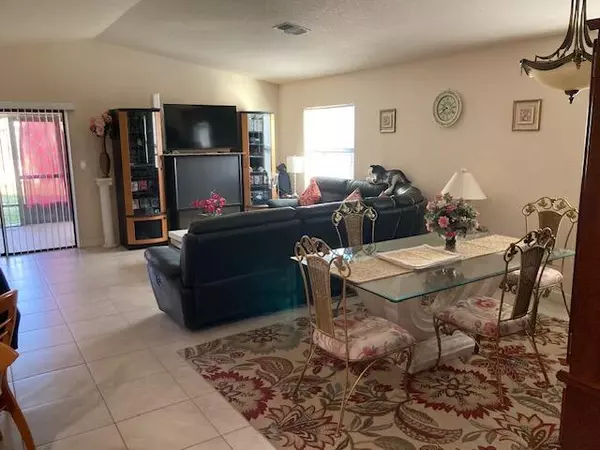 Port Saint Lucie, FL 34952,7 Golf DR