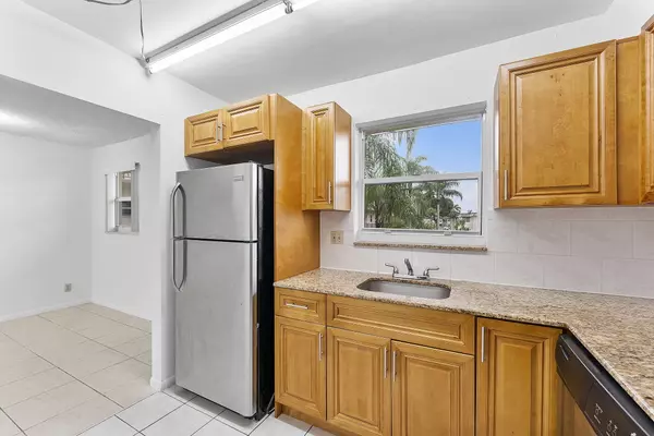 Palm Springs, FL 33461,715 Lori DR 205